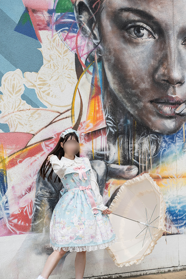 神戸の港をお散歩するロリィタ服の女の子