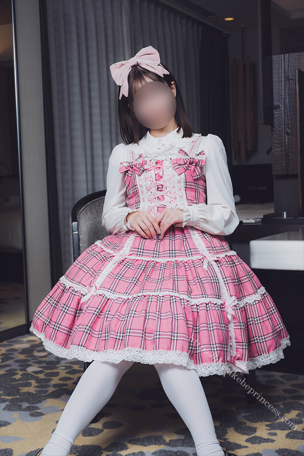 ホテルの一室でポーズをとるロリィタ服を著た女の子