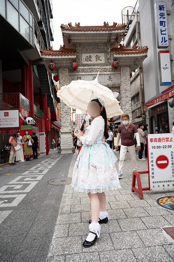 神戸の中華街・南京町を歩くロリータ服の女の子