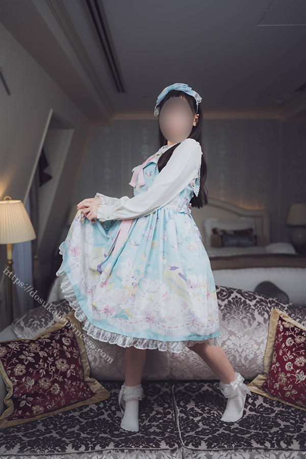 ホテルの部屋でポーズをとるロリータ服の女の子
