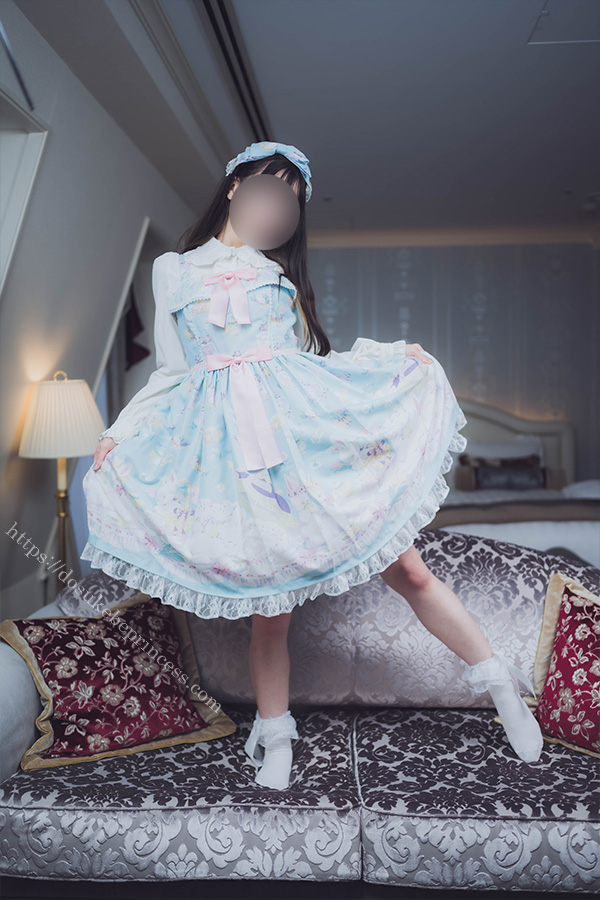 ホテルの部屋でポーズをとるロリータ服の女の子