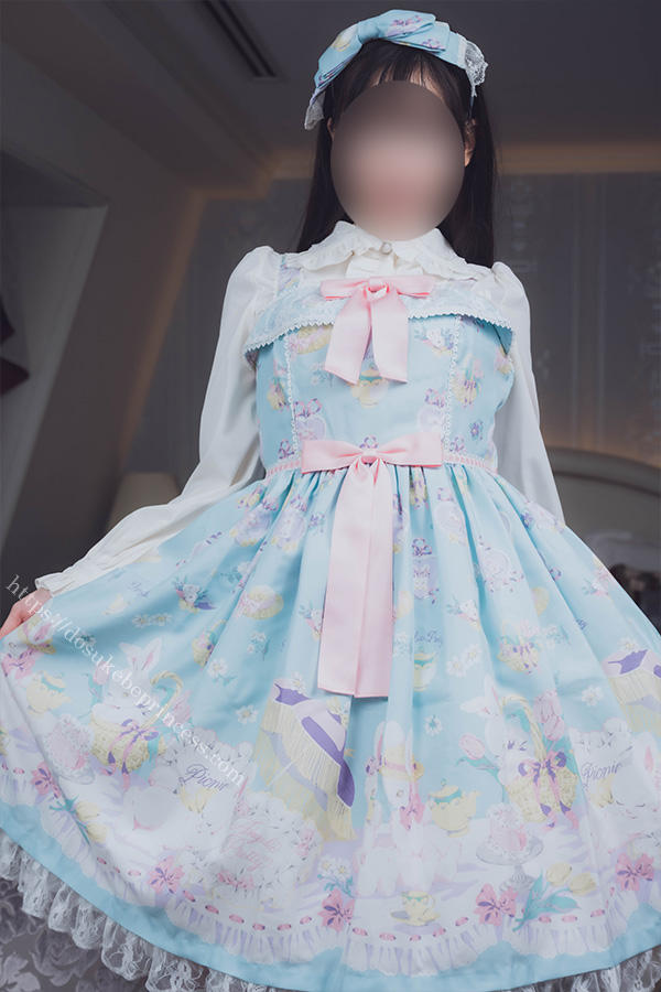 ホテルの部屋でポーズをとるロリータ服の女の子