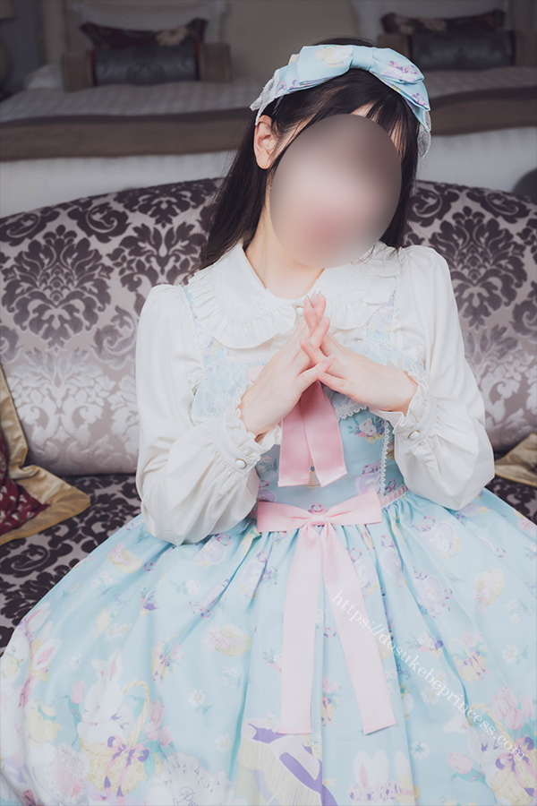 ホテルの部屋でポーズをとるロリータ服の女の子