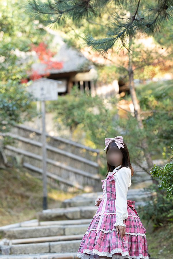 紅葉の京都を散策するロリィタ服の女の子