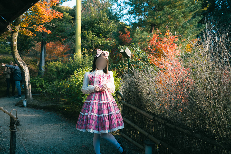 紅葉の京都を散策するロリィタ服の女の子